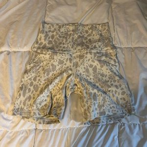 Lululemon Align Shorts - 6 inch - Cheetah Camo Antique White Multi - Size 4